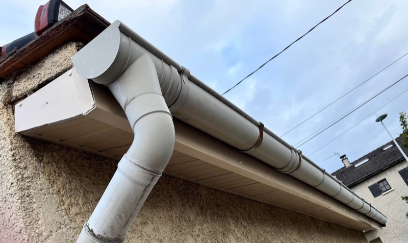 Pose de gouttière neuve PVC par couvreur Argenteuil